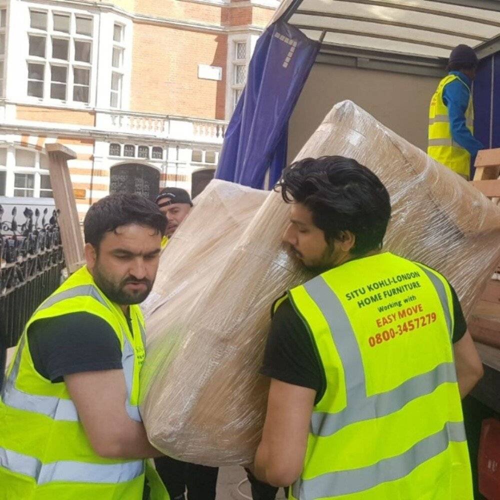 📦 Precision Moves in the City’s Most Iconic Square – That’s Our Promise